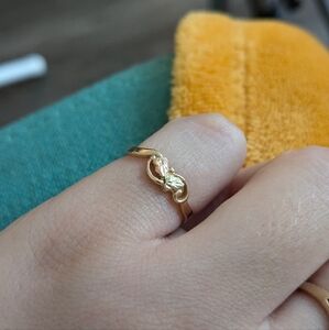 Black hills gold 10k gold dainty cute pinkie ring